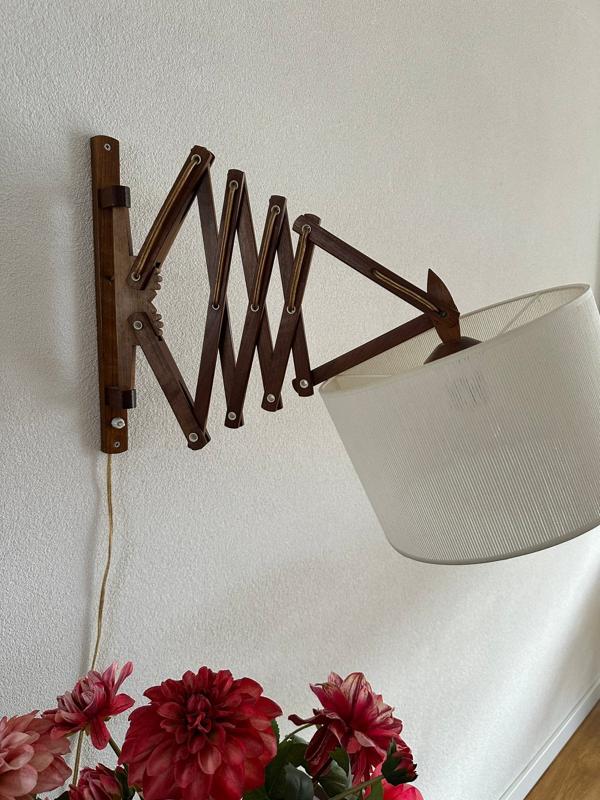 Vintage schaarlamp met houten arm en stoffen kap, Ophalen
