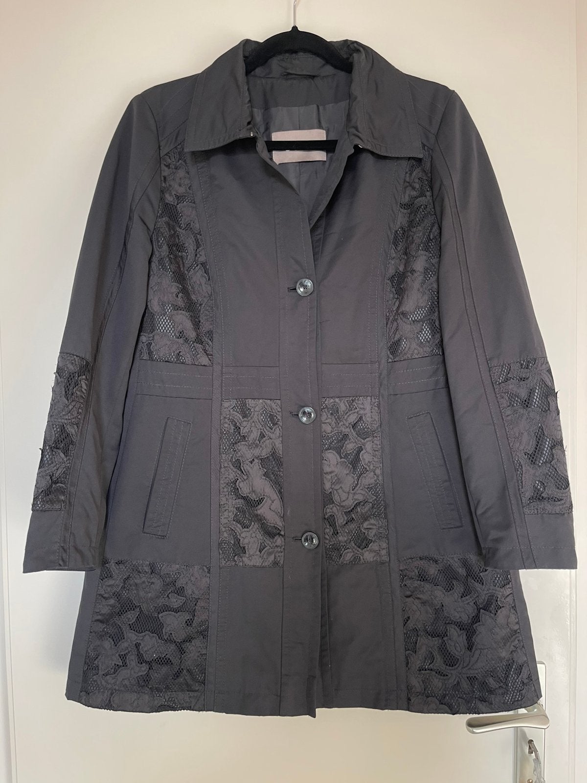 GELCO zwarte “ brocante “ zomer jas /korte trenchcoat mt 42, Ophalen of Verzenden, Zo goed als nieuw, Maat 42/44 (L), Zwart