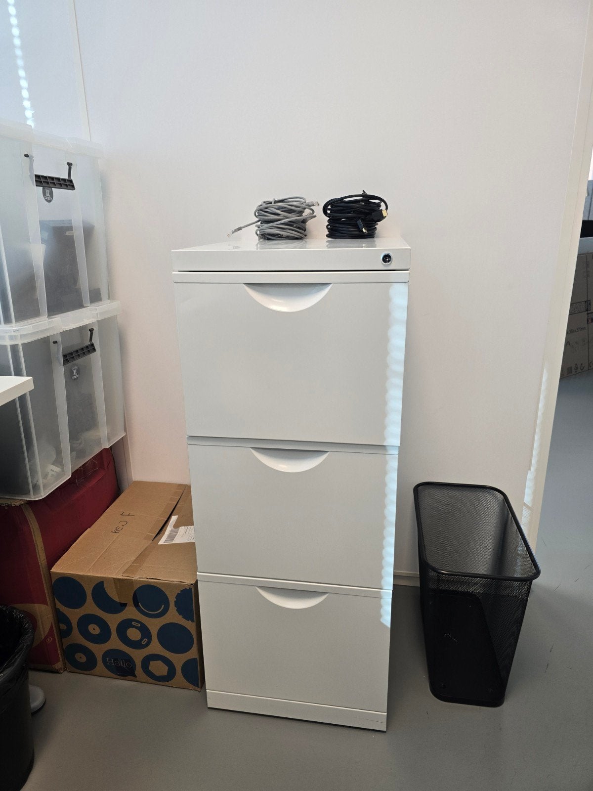 Witte ladeblok met 3 laden - hangarchief. Ideaal voor kantoo, Modern, functioneel, 100 tot 150 cm, Zo goed als nieuw, Metaal