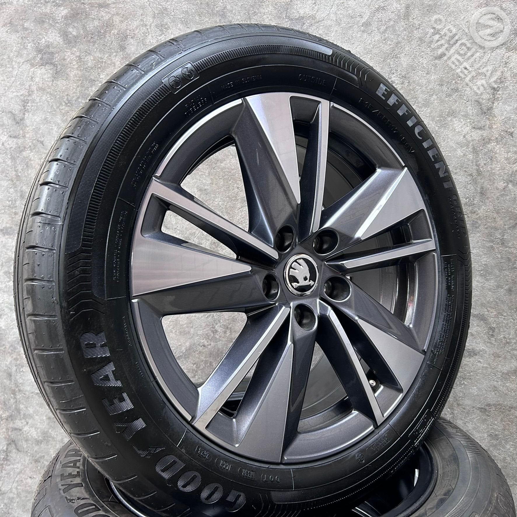 DEMO 17 inch originele velgen + zomerbanden Skoda Karoq, -, -, Banden en Velgen, 17 inch