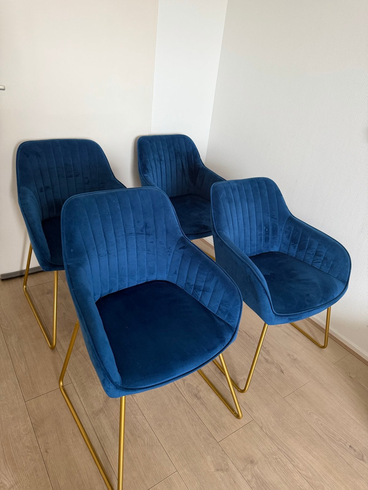 Set van 4 blauwe fluwelen eetkamerstoelen met gouden poten, Blauw, Ophalen of Verzenden, Zo goed als nieuw, Metaal