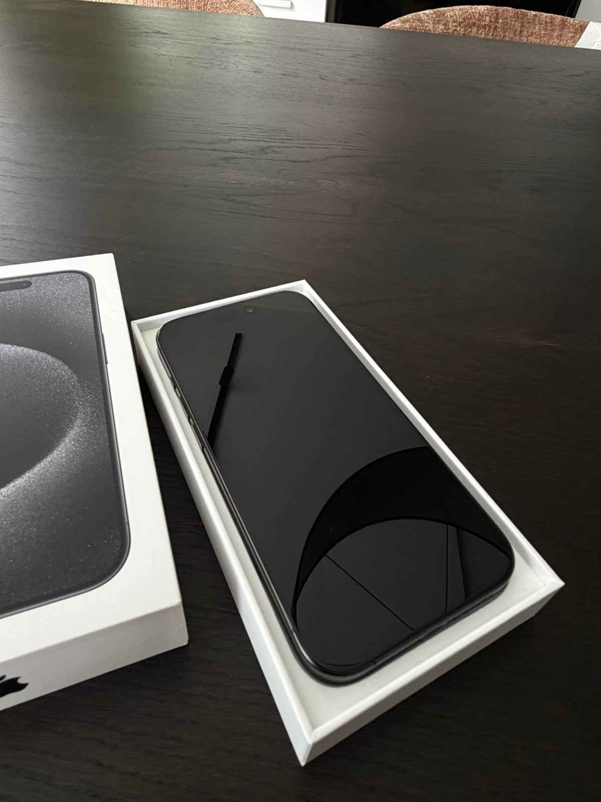 Foto 14 van Apple iPhone 15 Pro Black Titanium, 128GB +oplader en doosje