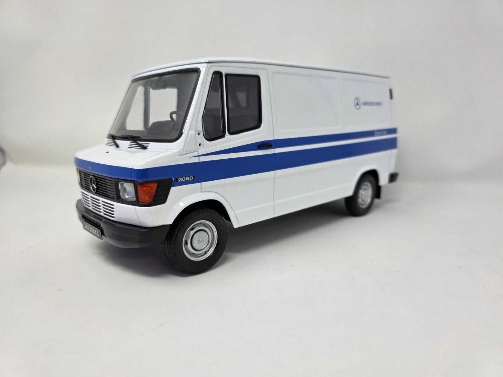 Mercedes 208D Mercedes benz service 1:18 in Ovp, Ophalen of Verzenden, Zo goed als nieuw, Overige merken