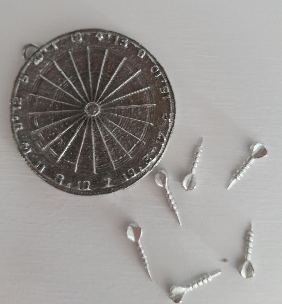 Miniatuur dartbord (metaal) 1:12, Ophalen of Verzenden, Zo goed als nieuw, Decoratie