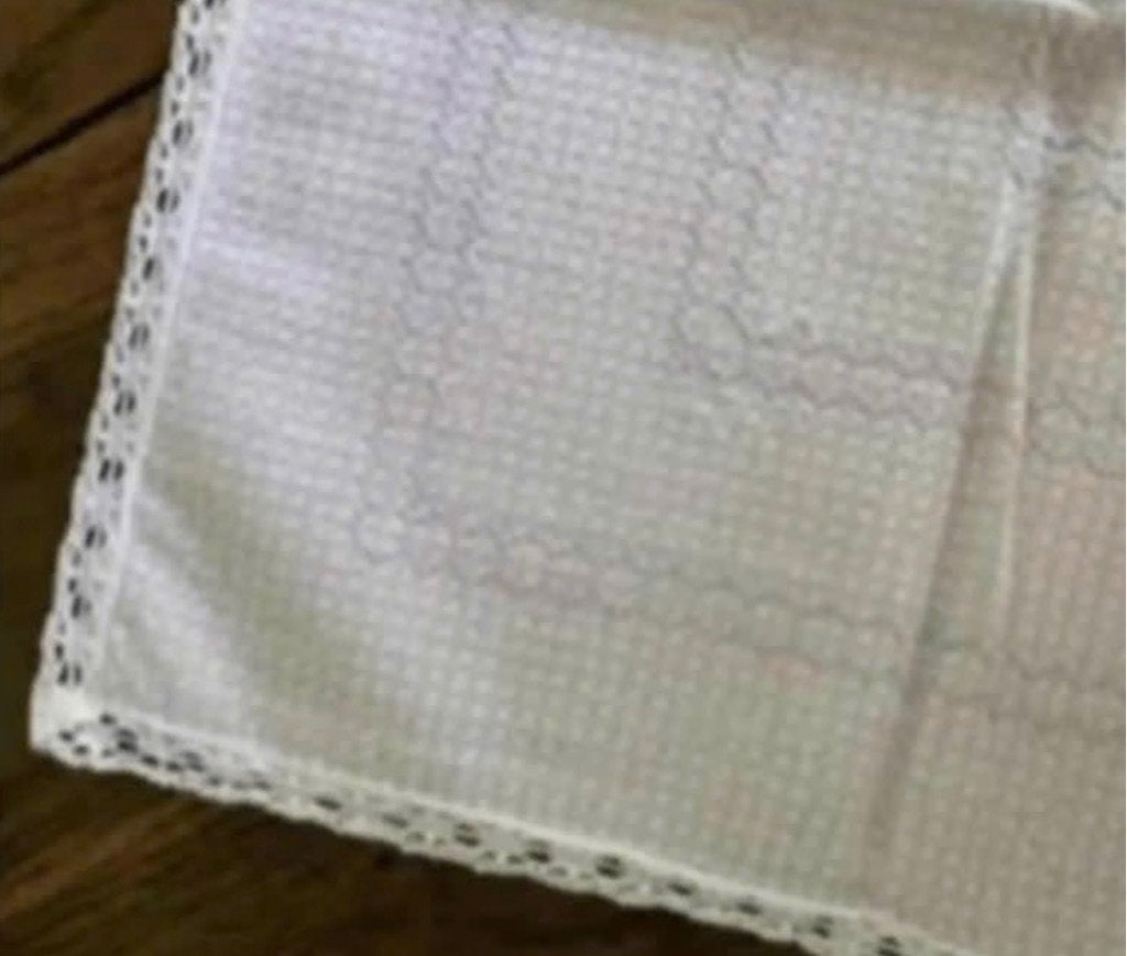 Wit tafelkleed, dekservet roze paarse details, kanten randje, Ophalen of Verzenden, Zo goed als nieuw, Vierkant