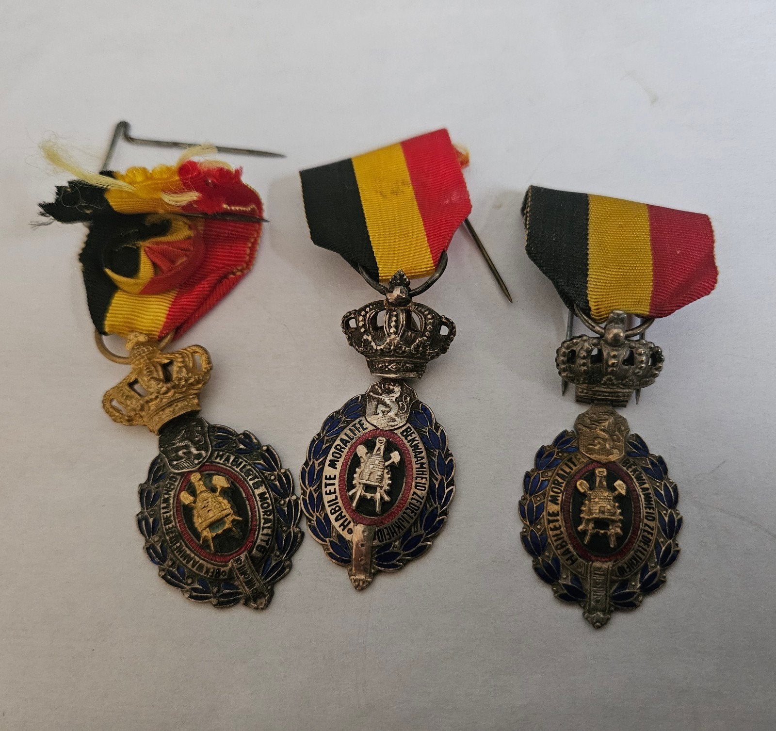 Set van 3 Belgische Medailles met Kroon en Lint, Verzamelen, Verzenden, Landmacht, Overige gebieden, Lintje, Medaille of Wings