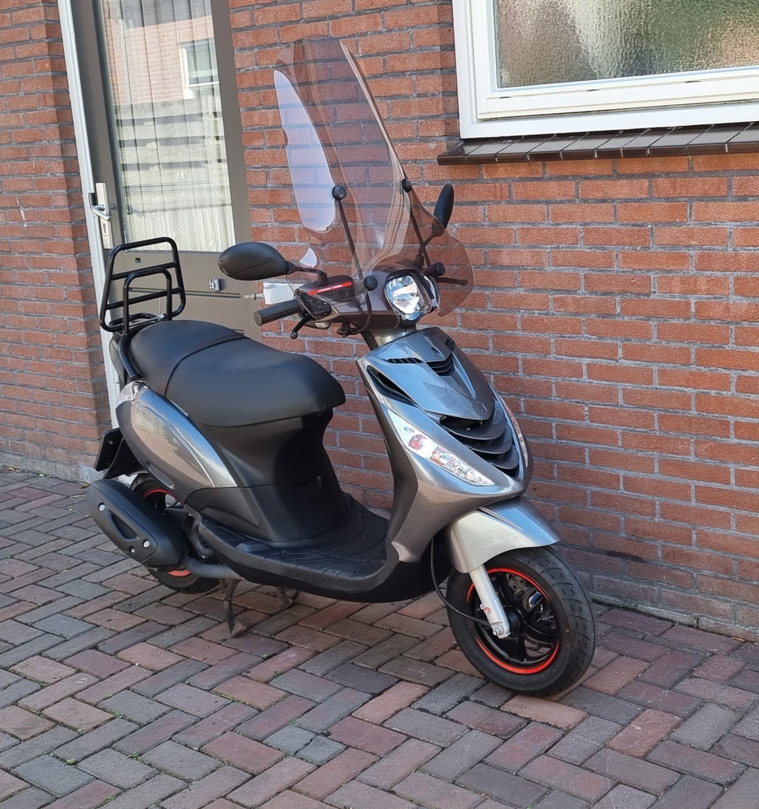 Piaggio Zip SP uit 2022 Nieuwstaat 3990km., Fietsen en Brommers, Ophalen, Zo goed als nieuw, Benzine, Zip