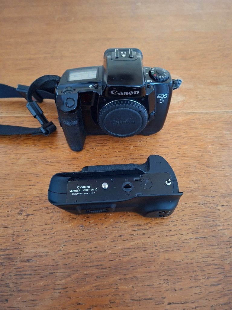 Foto 2 van Canon EOS 5 body met Canon Vertical Grip VG 10