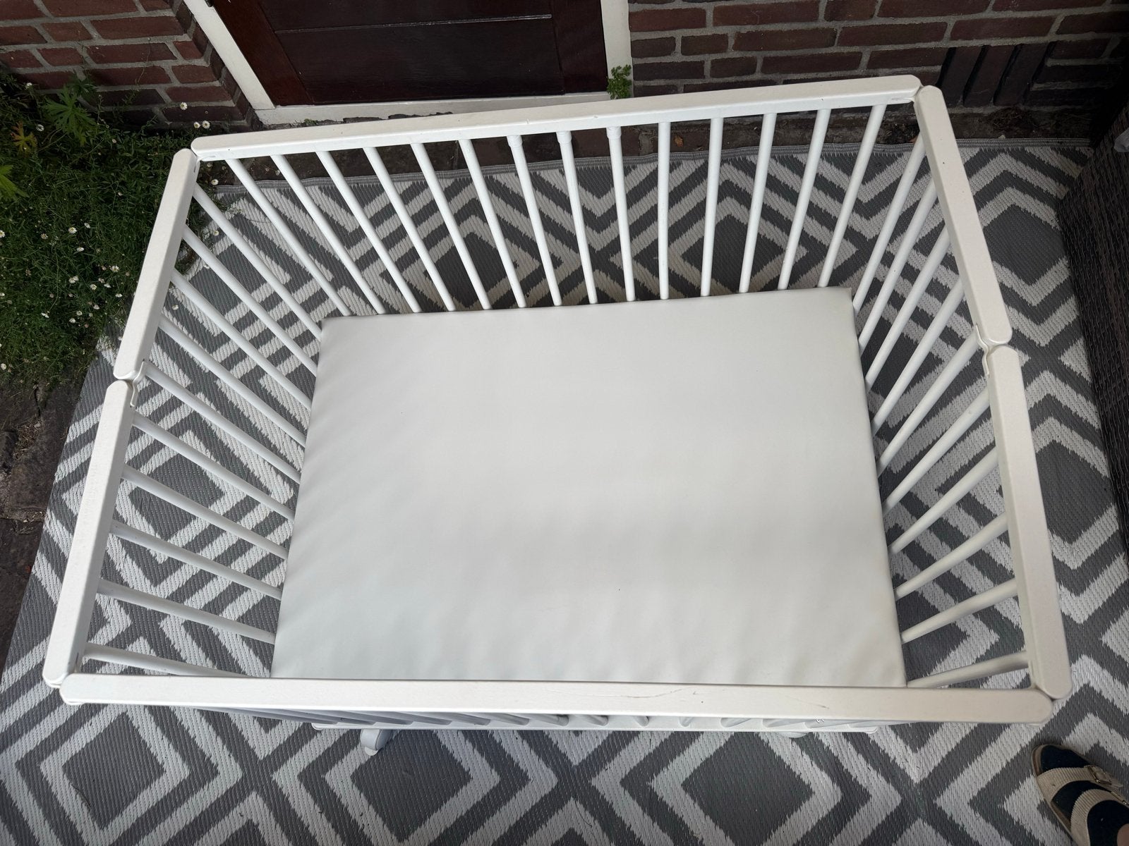 Verstelbare, opvouwbare houten box wit met wieltjes, Kinderen en Baby's, Ophalen, Gebruikt, In hoogte verstelbaar