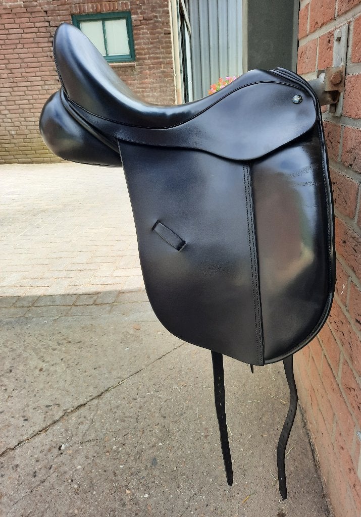 Te koop Dressuurzadel  Merk: Equus, Ophalen, L (17.5 inch), Dressuur, Zo goed als nieuw