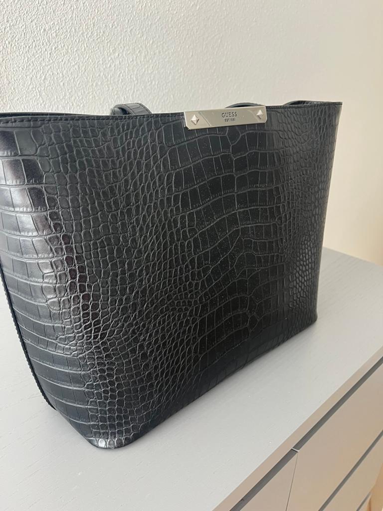 Guess ZGAN schoudertas van zwart croco imitatie leer., Ophalen of Verzenden, Zo goed als nieuw, Zwart, Overige typen