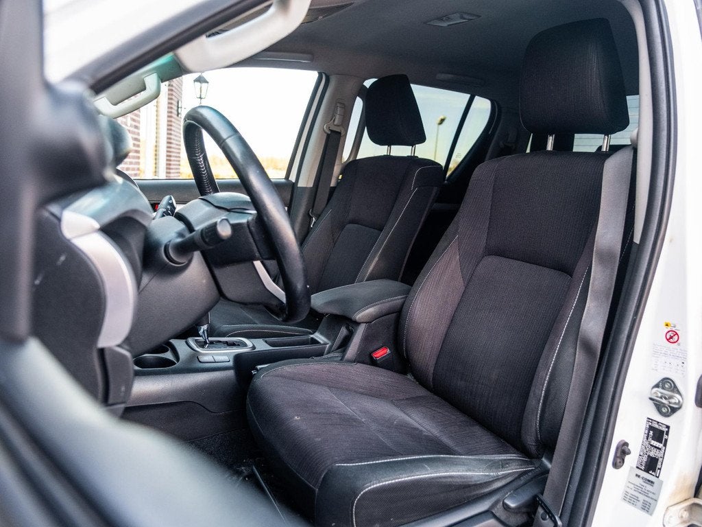Toyota Hilux 2.4 D-4D-F Double Cab Professional Automaat DC, Auto's, Automaat, Stof, Gebruikt, 4 cilinders