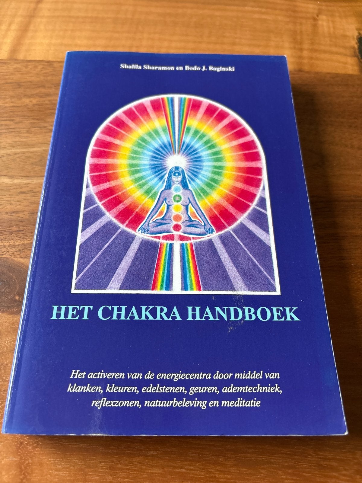 Het Chakra Handboek - Spiritualiteit & Meditatie, Ophalen of Verzenden, Zo goed als nieuw, Spiritualiteit algemeen, Achtergrond en Informatie