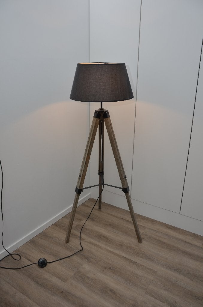 Vloerlamp driepoot hout (modern / landelijk / industrieel), Ophalen, Modern, landelijk, industrieel, Zo goed als nieuw, 150 tot 200 cm