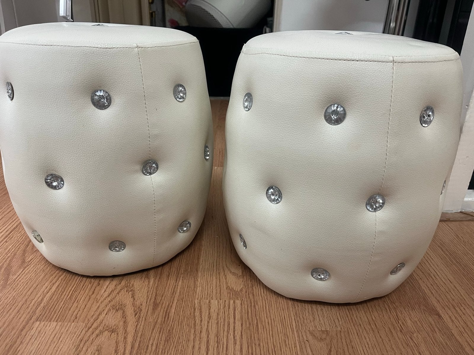 Set van 2 Witte Poefs met Strass Steentjes, Ophalen, Kunststof, Zo goed als nieuw, 50 tot 75 cm