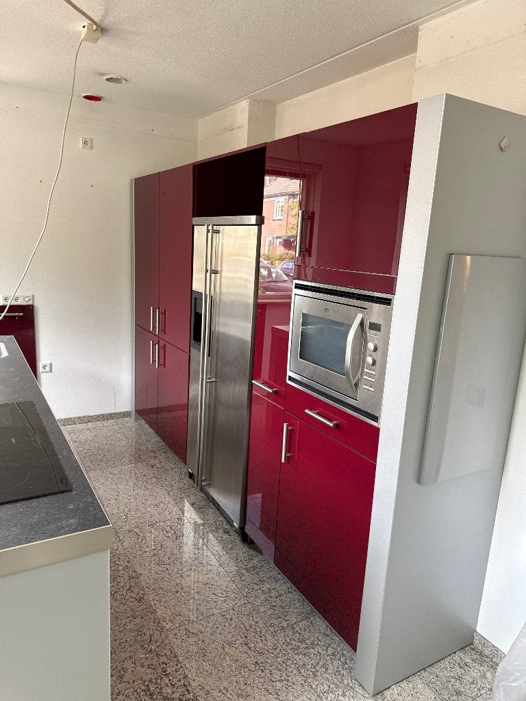 Foto 9 van Moderne rode keuken met kookeiland en diverse apparatuur