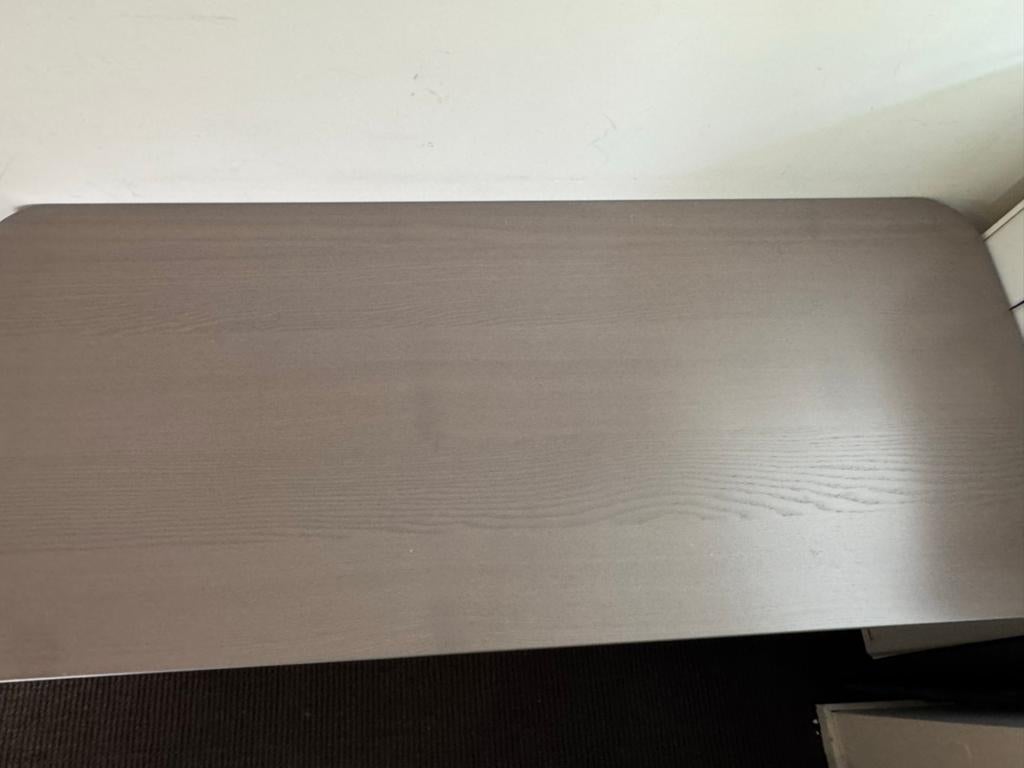 IKEA BEKANT  bureau - Grijs/Zwart. 140x60cm, Huis en Inrichting, Bureaus, Zit-sta bureau, Hout, In hoogte verstelbaar, Ophalen of Verzenden