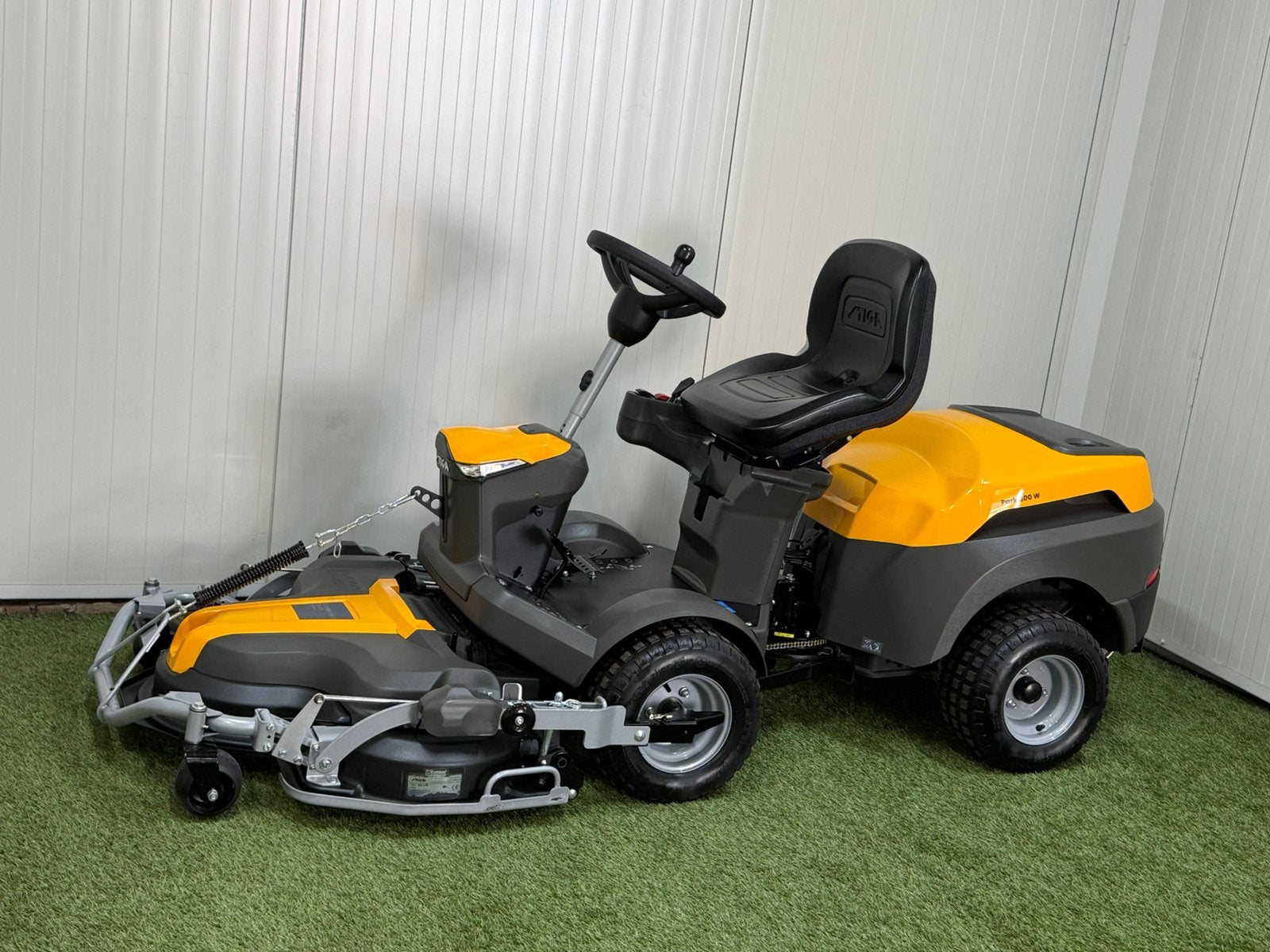 Nieuwe Stiga Park 500W zitmaaier frontmaaier 2cil. Stuurbekr, Ophalen, Zo goed als nieuw