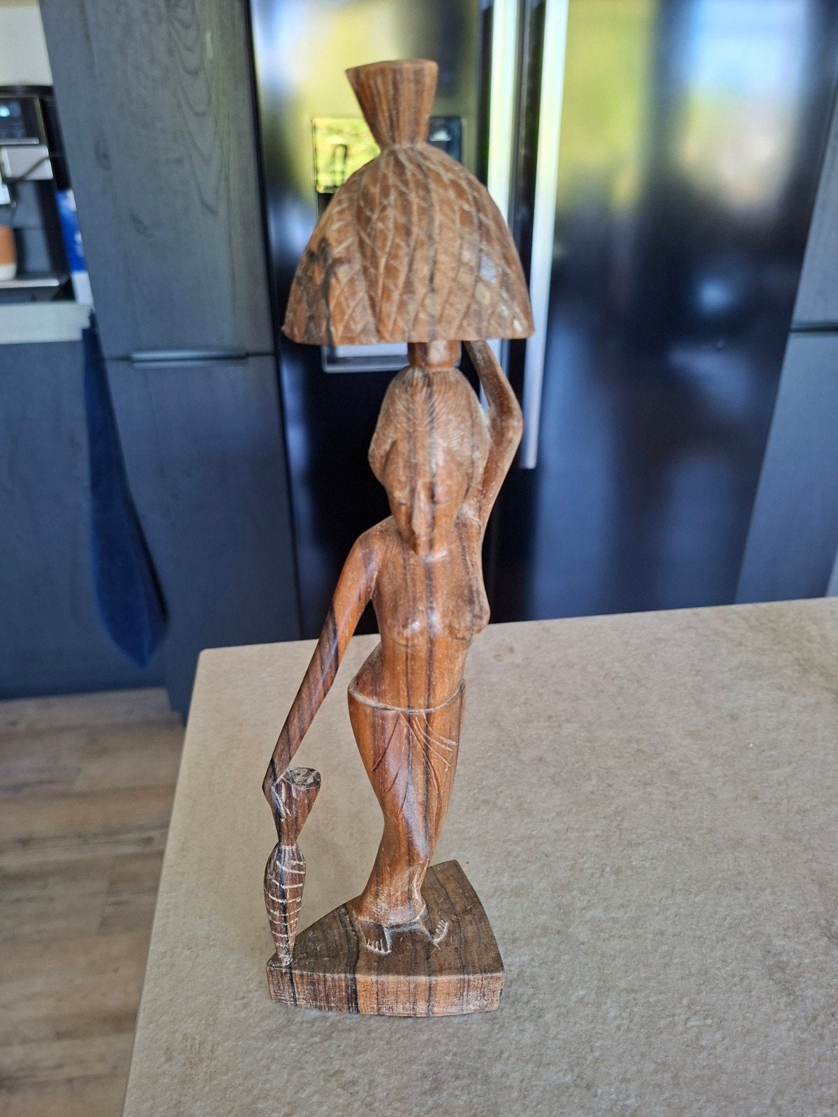 Decoratief houten beeldje van een vrouw met mand, Ophalen of Verzenden, Handgemaakt, 20 - 50 cm, Beeld