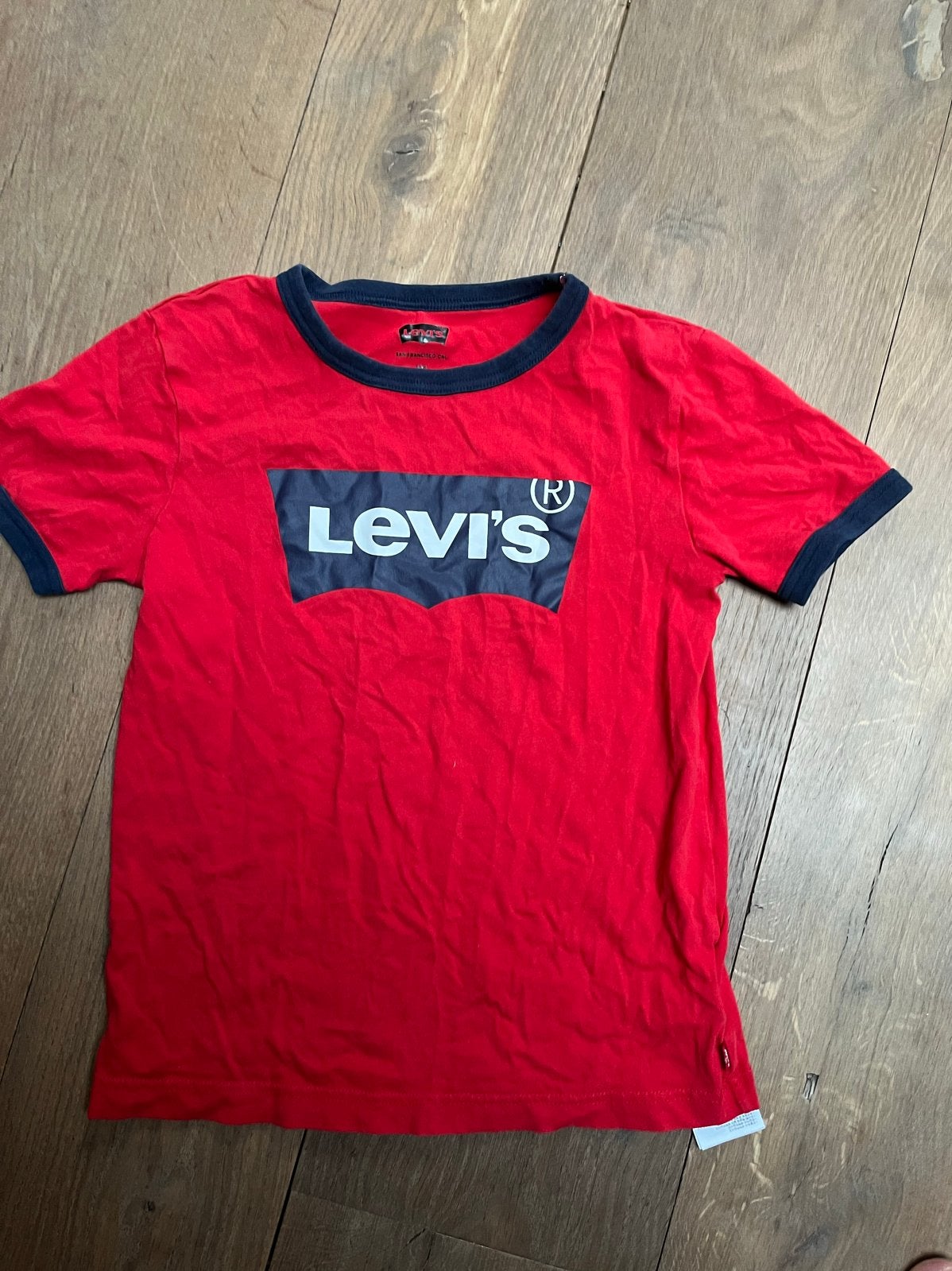 Levi's T-shirt rood met blauwe details - Maat 10A (150 cm), Ophalen of Verzenden, Gebruikt, Jongen of Meisje