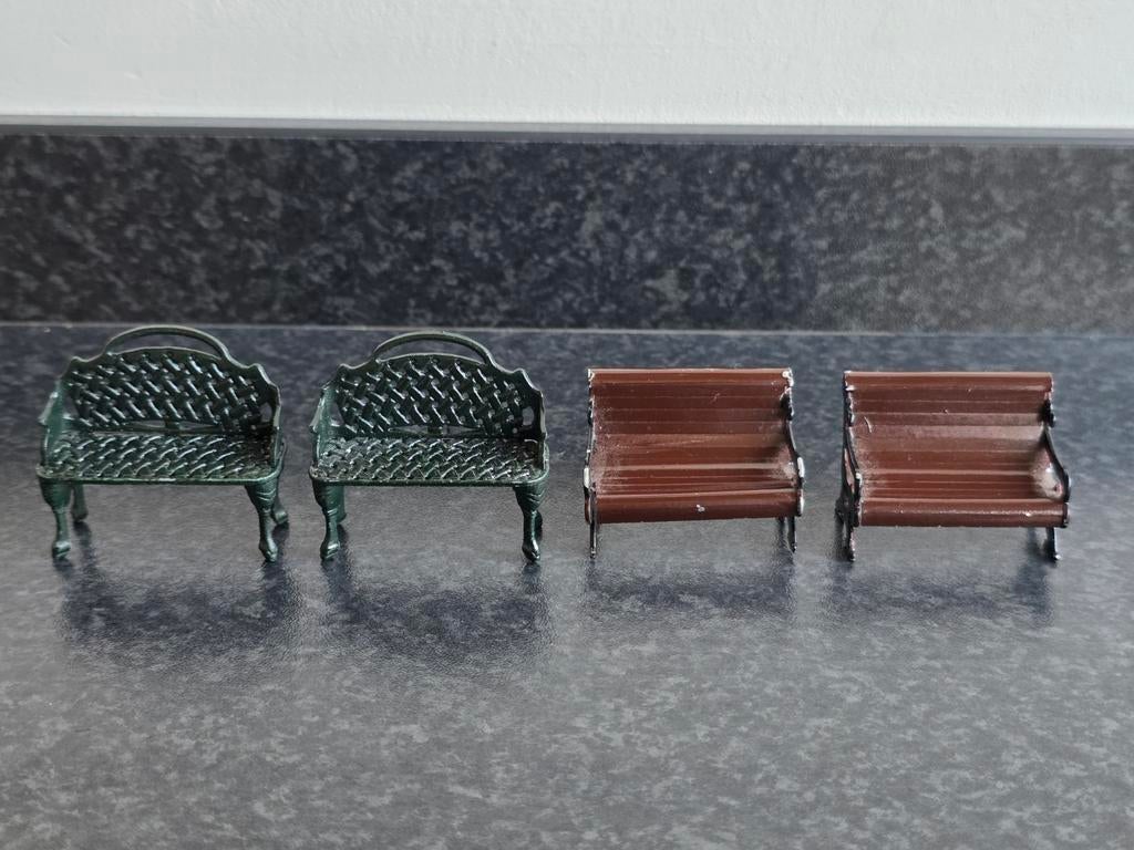 Lemax bankjes 4st + 1 gratis voor kerstdorp of modelbouw, Ophalen of Verzenden, Gebruikt