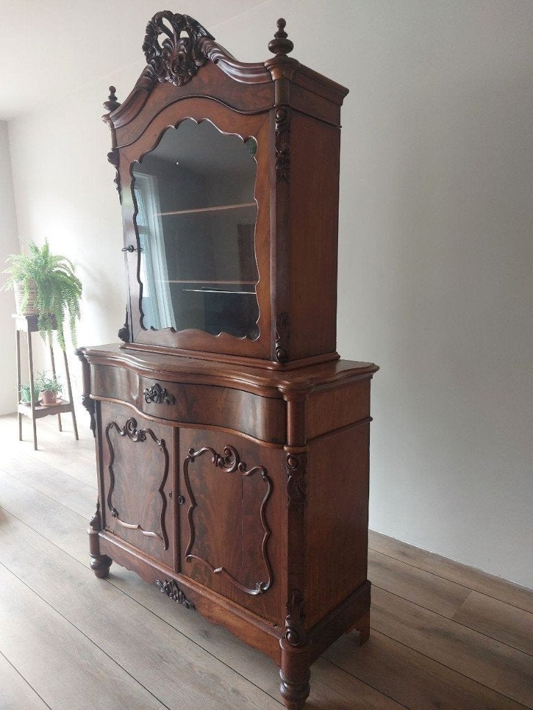 Antieke houten vitrinekast, Ophalen