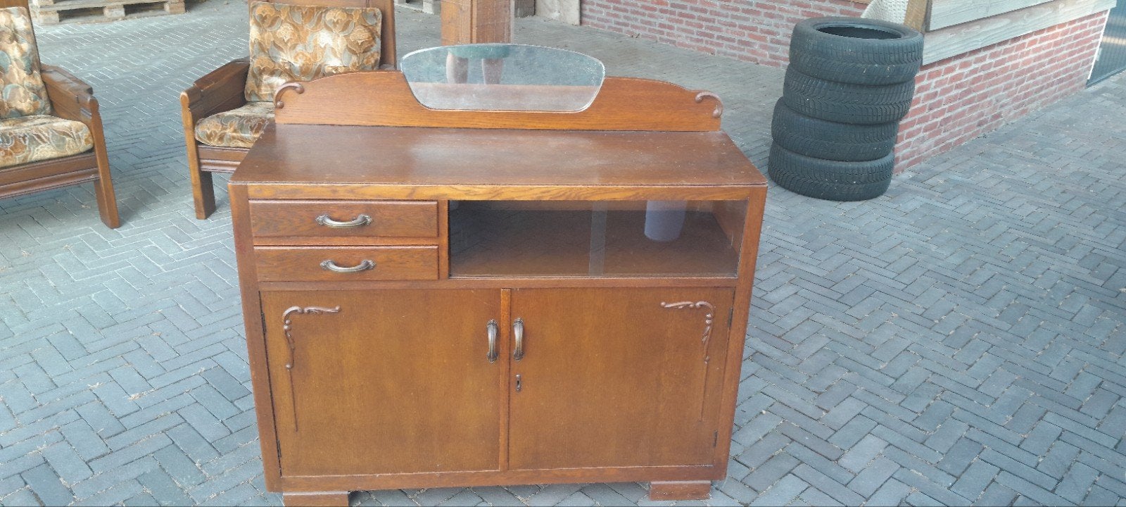 Vintage houten dressoir met glazen vitrine en lades, Antiek en Kunst, Ophalen