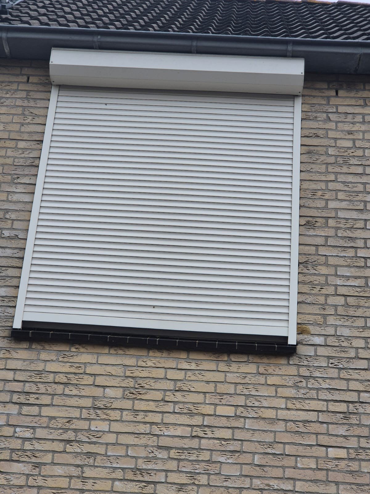 Rolluik 160x170 cm - Elektrisch bediend, Doe-het-zelf en Verbouw, Rolluiken, Ophalen, Gebruikt, Wit, 150 tot 200 cm