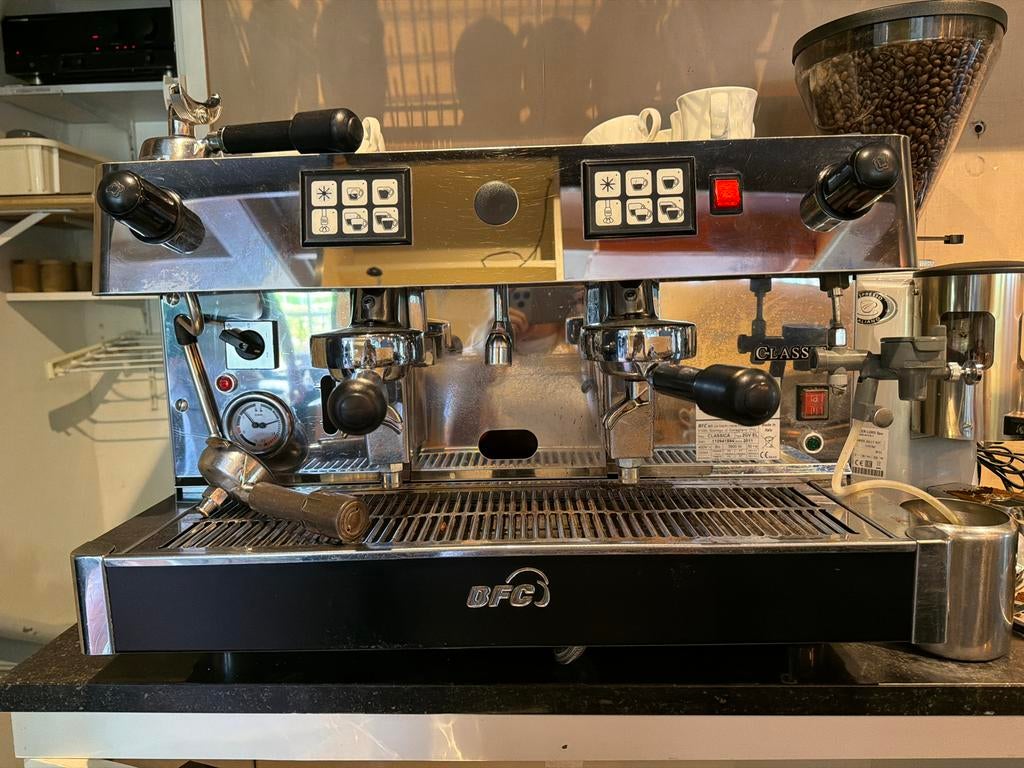 Professioneel BFC Koffiezetapparaat op Krachtstroom, Espresso apparaat, 10 kopjes of meer, Koffiebonen, Zo goed als nieuw