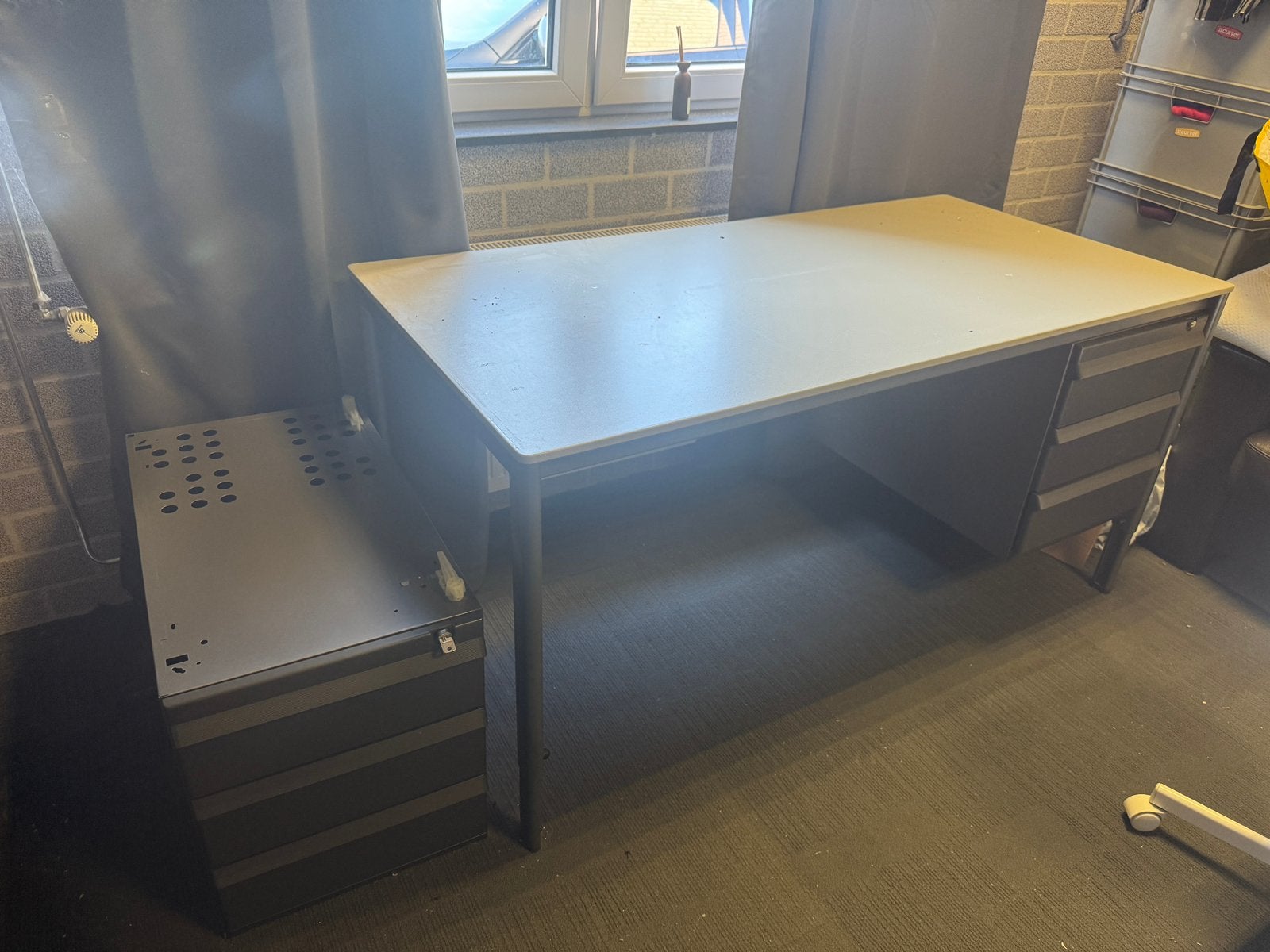 Stalen bureau met 2 hangkasten, Ophalen, Zo goed als nieuw