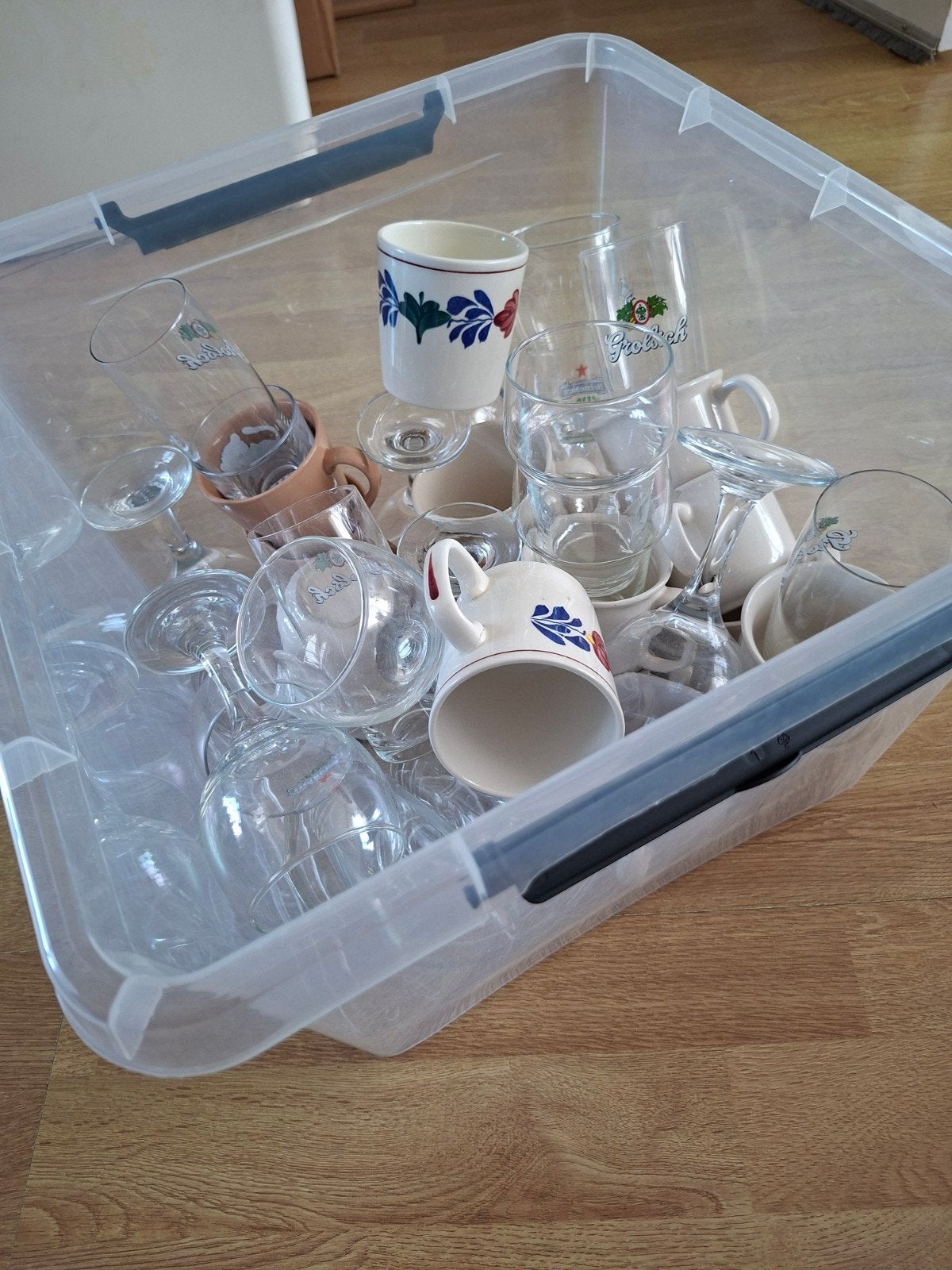 krat met glazen en kopjes, Ophalen, Zo goed als nieuw, Overige typen