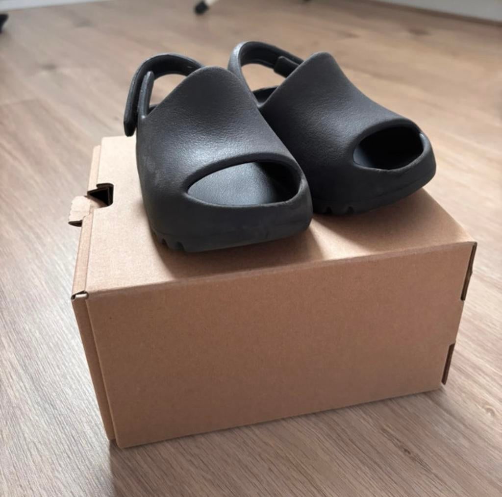 Adidas yeezy slide maat 25, Schoentjes, Jongetje of Meisje, Ophalen of Verzenden, Zo goed als nieuw