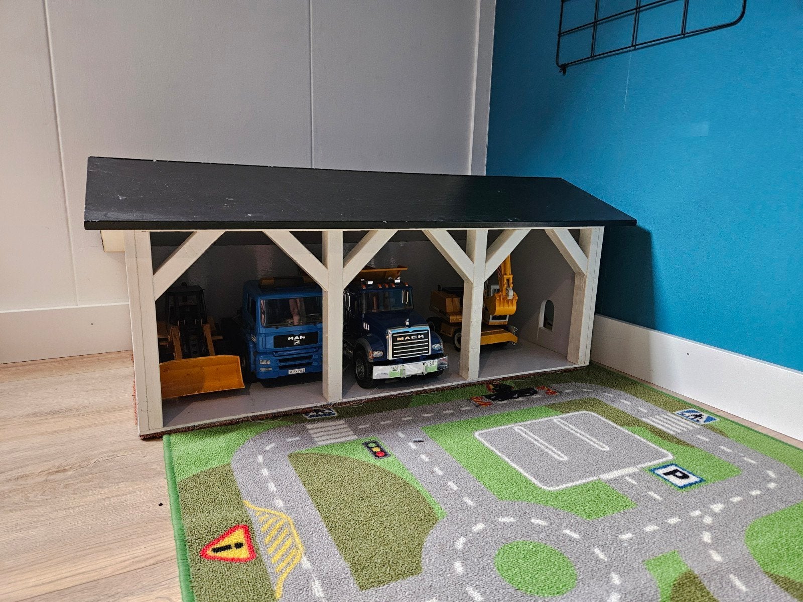 Grote Bruder stal/garage voor speelgoedvoertuigen, Ophalen, Gebruikt