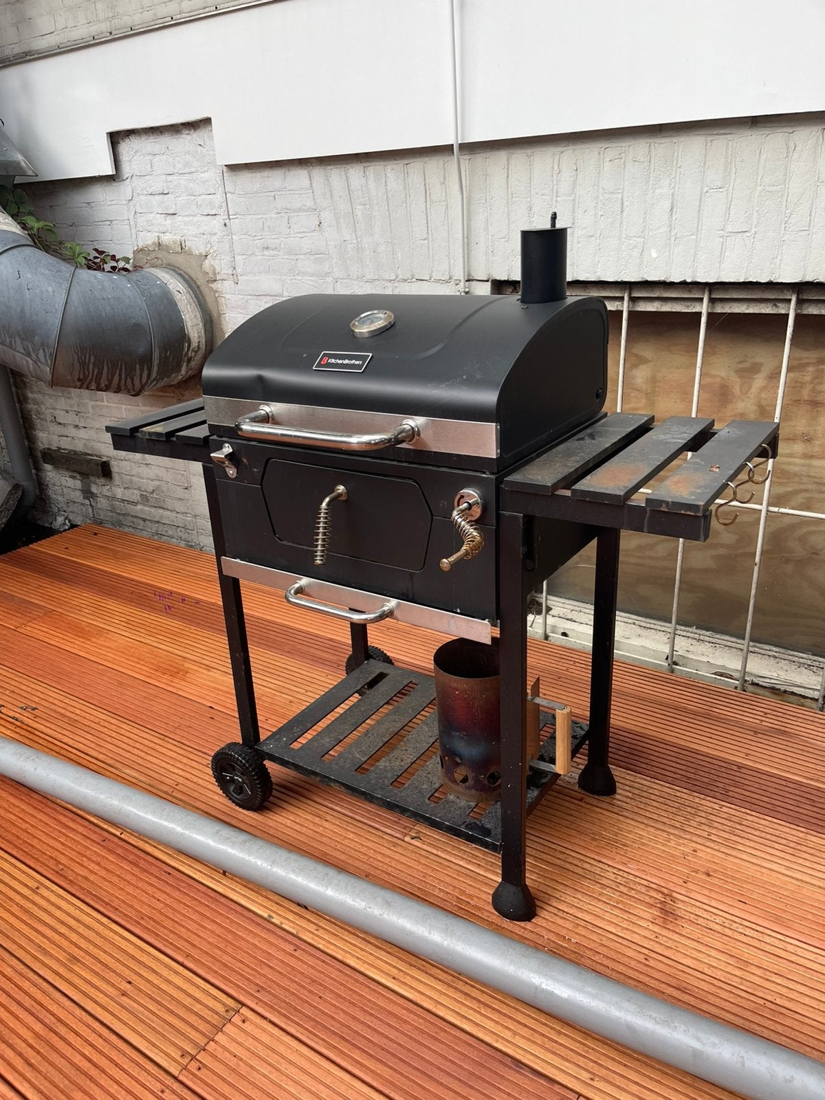 KitchenBrothers houtskool BBQ met deksel & zijtafels 1x gb, Ophalen, Gebruikt