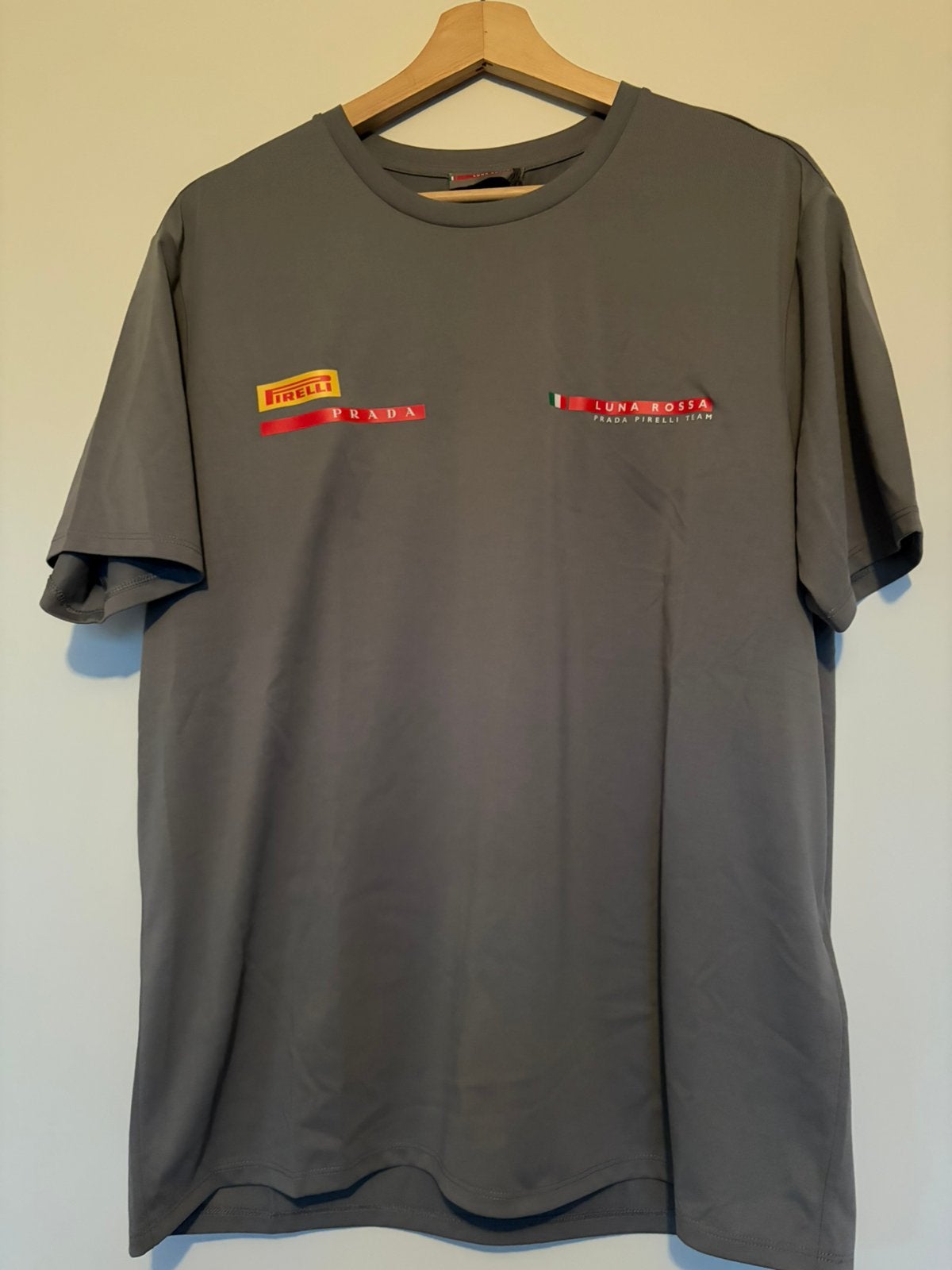 Prada Sport Luna Rossa Pirelli t-shirt, Kleding | Heren, Verzenden, Nieuw, Maat 52/54 (L), Grijs
