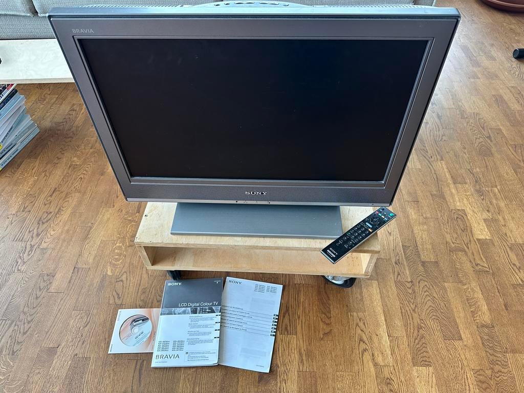 25€ Sony 26inch LCD TV met tv meubel op wielen, Ophalen, Gebruikt, 50 Hz, LCD