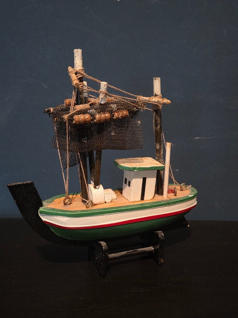 Miniatuur houten vissersboot met visnetten op standaard, Overige merken, Gebruikt, 1:32 tot 1:50, Onbekend