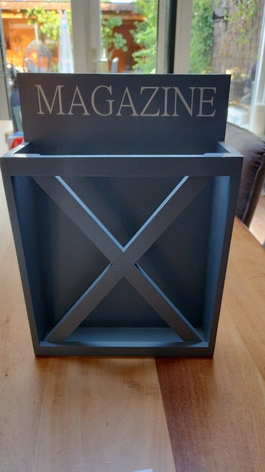 Stijlvolle donkergrijze lectuurbak met 'MAGAZINE' opdruk, Ophalen, Zo goed als nieuw