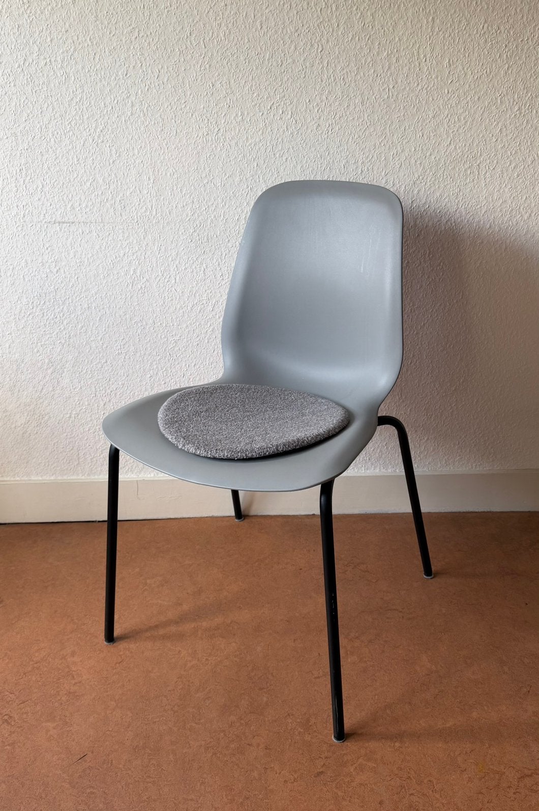 IKEA ADDE Stoel - Grijs met zwart metalen onderstel, Ophalen, Kunststof, Gebruikt, Eén