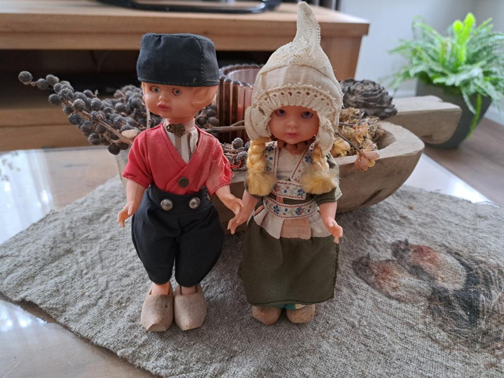 Vintage Nederlandse poppen in klederdracht hoogte 18 cm, Verzamelen, Poppen, Ophalen of Verzenden, Gebruikt, Pop