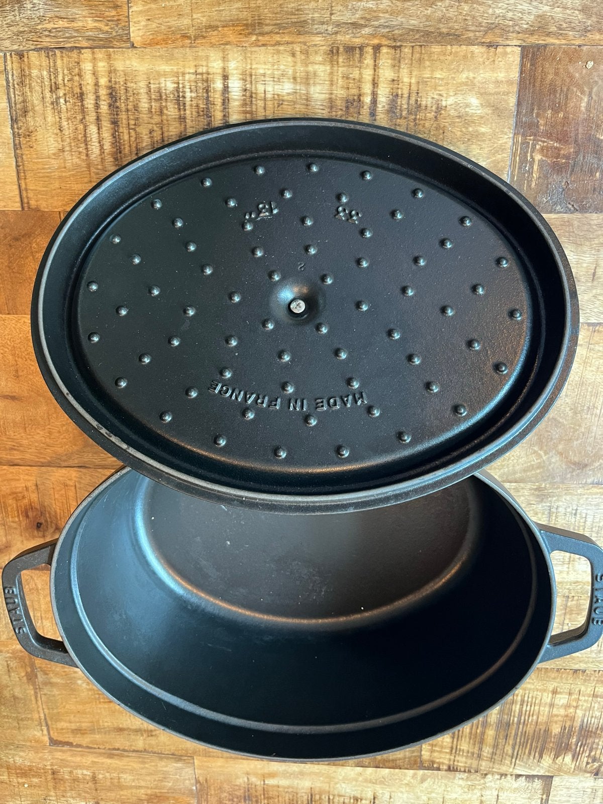 Staub La Cocotte Gietijzeren Braadpan Ovaal 29 cm Zwart, Huis en Inrichting, Keuken | Potten en Pannen, Met deksel, Ophalen of Verzenden