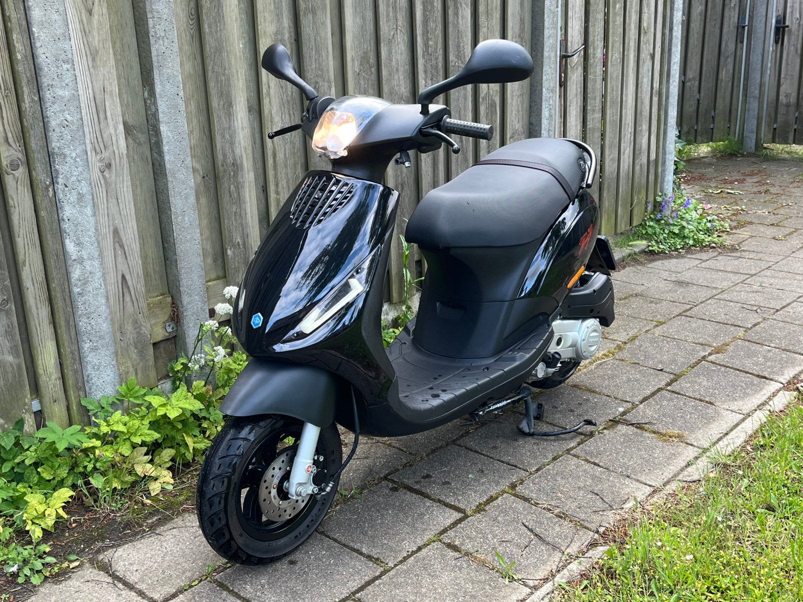 Piaggio Zip iGet uit 2021. 675KM!, Fietsen en Brommers, Scooters | Piaggio, Ophalen, Zip, Zo goed als nieuw, Benzine