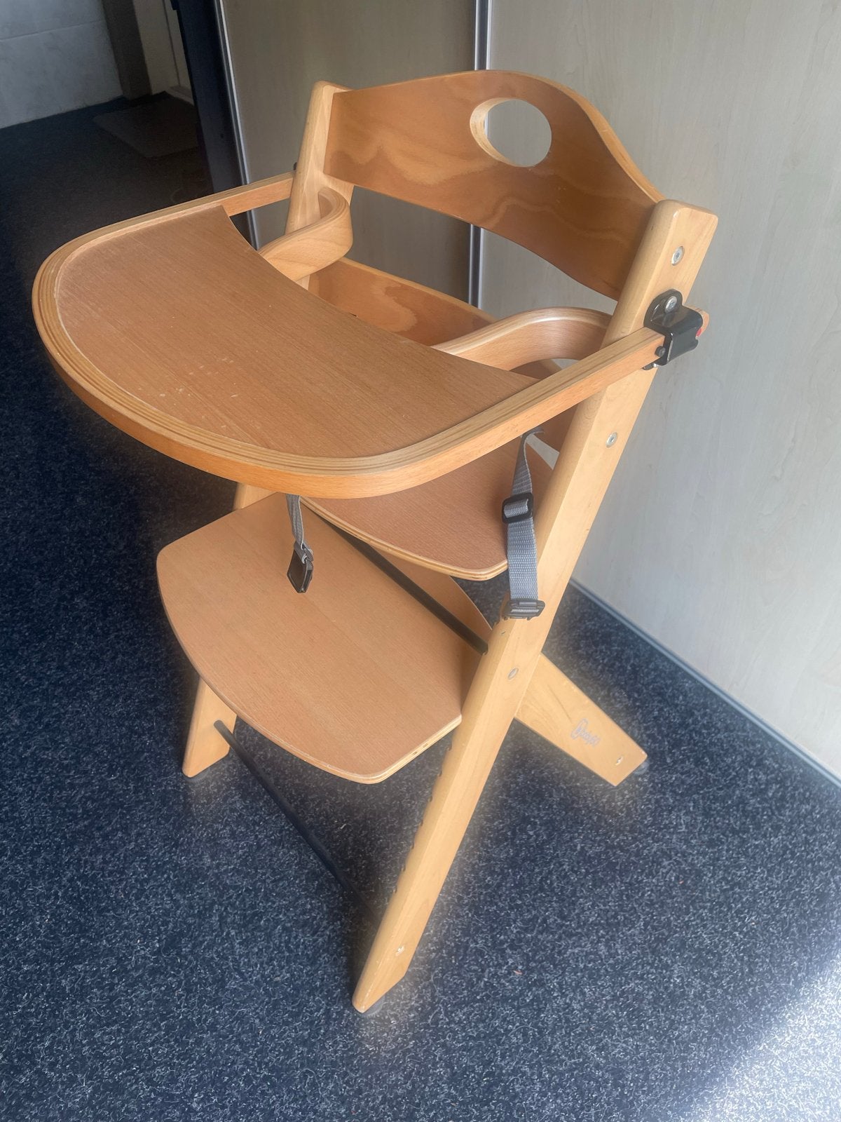 BabyGo Meegroeistoel - Houten Kinderstoel met Eetblad, Kinderen en Baby's, Kinderstoelen, Ophalen, Gebruikt, Meegroeistoel, Afneembaar eetblad