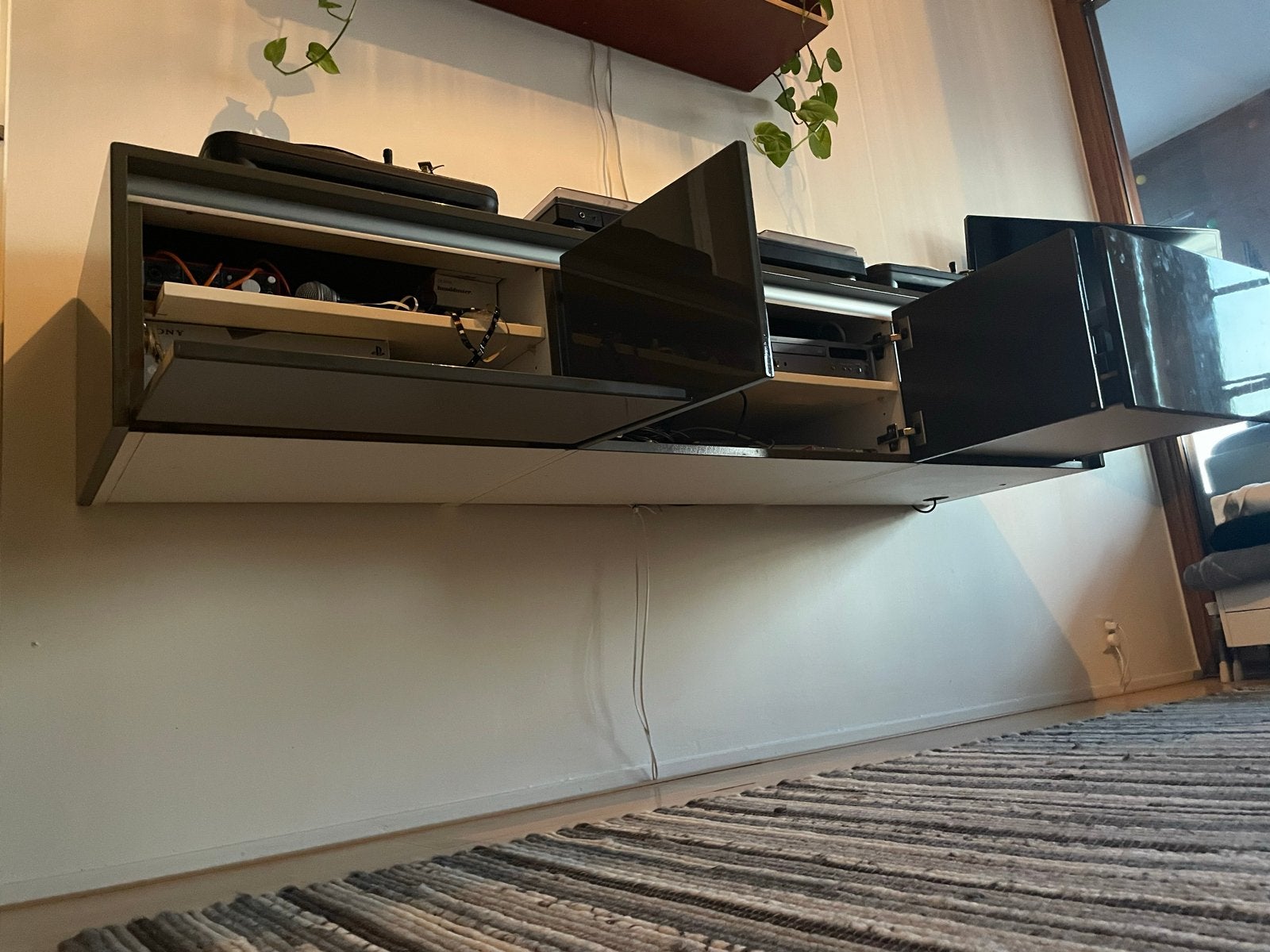 Foto 4 van Zwevend TV-meubel/dressoir met opbergruimte
