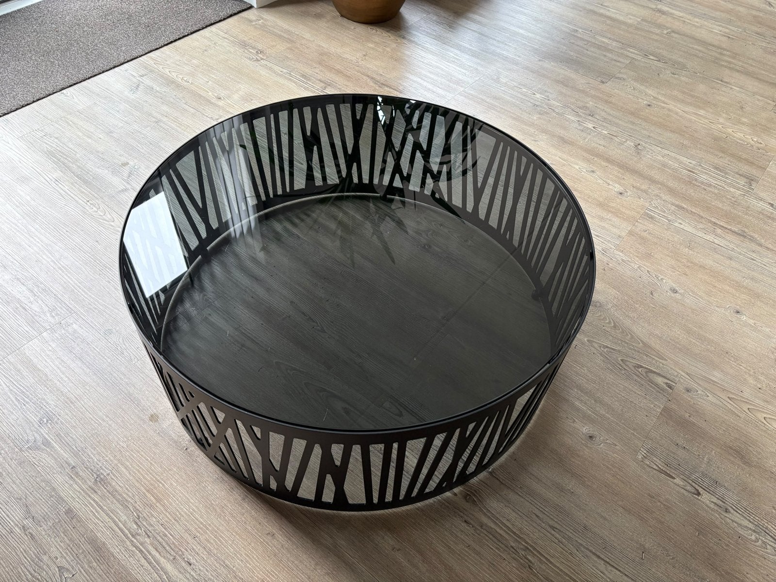 Rolf Benz Salontafel RB 8330 - Zwart met Glasplaat, Ophalen, Gebruikt, 50 tot 100 cm, Rond