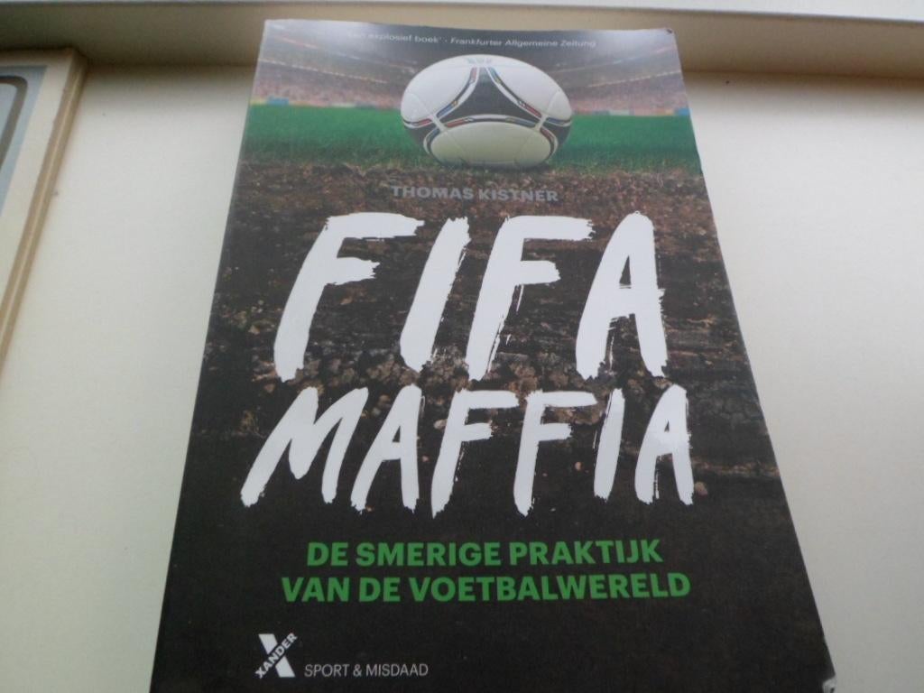 Fifa Maffia, de smerige praktijk van de voetbalwereld - Thom, Ophalen of Verzenden, Zo goed als nieuw