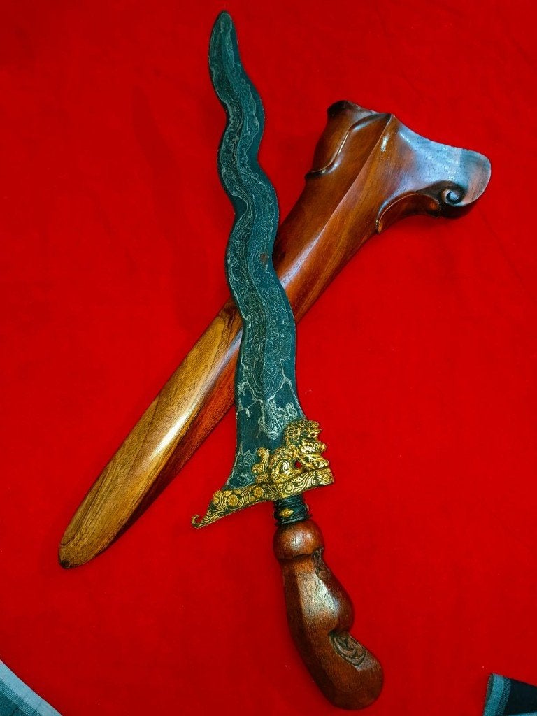 Antieke Keris Singa 7 Luk Ngulit Semangka Kinatah Goud SVG72, Antiek en Kunst, Wapen, Verzenden, Overige materialen, Indonesië