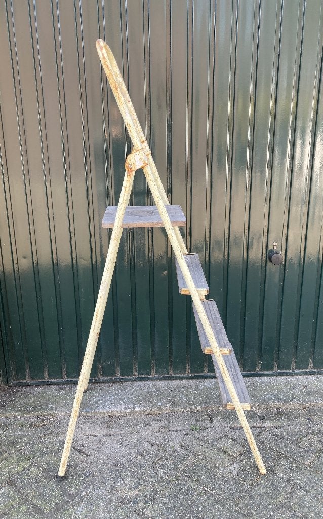 Brocante oude metalen trap met houten treden, Ophalen