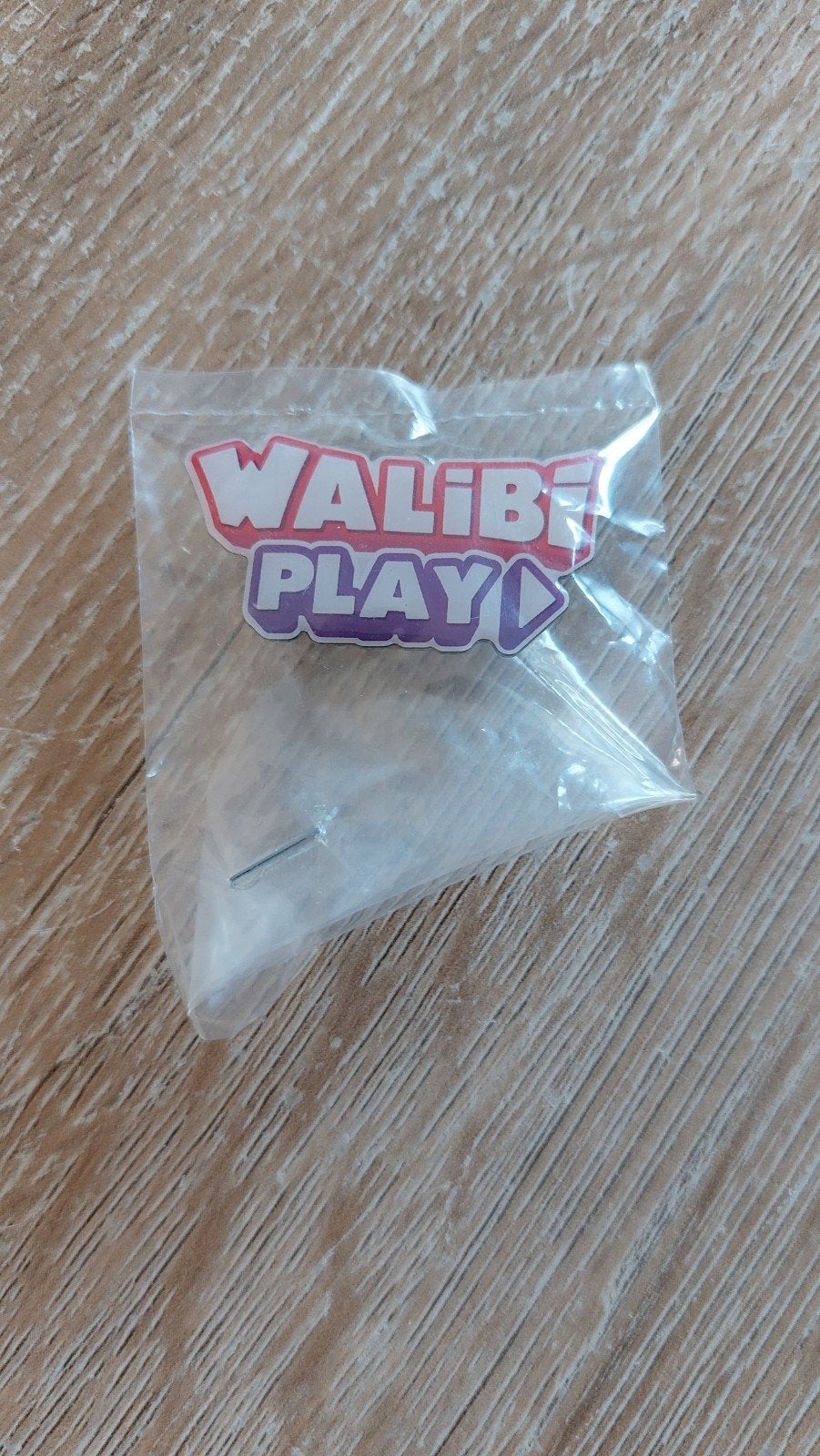 walibi play pin badge speldje nieuw in verpakking, Ophalen of Verzenden, Nieuw, Speldje of Pin