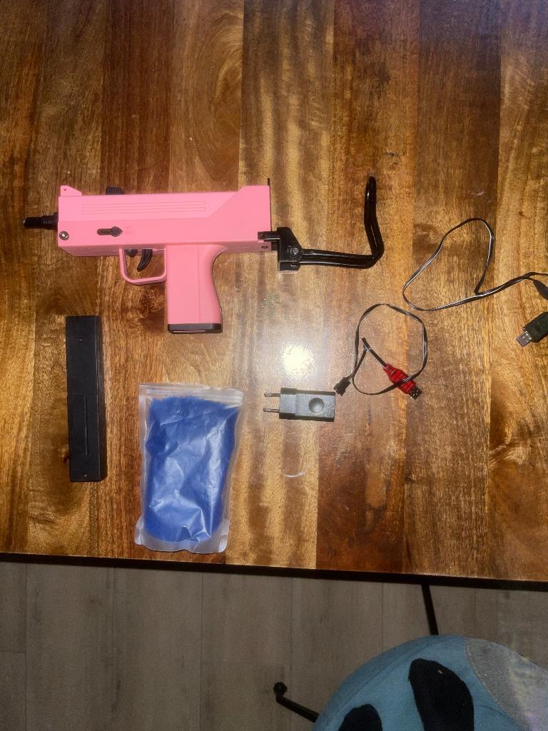 GEL BLASTER uzi roze., Verzamelen, Speelgoed, Zo goed als nieuw, Ophalen of Verzenden